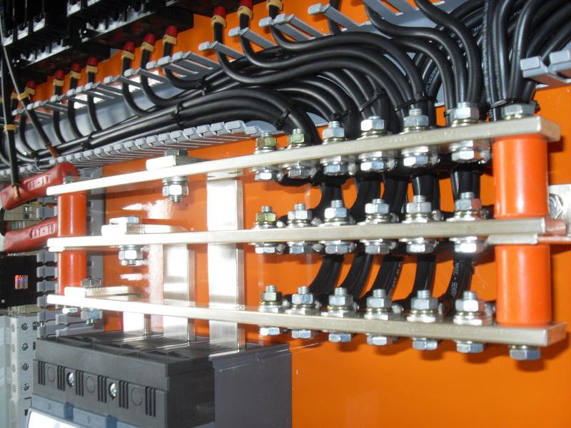 Componentes e conexões elétricas industriais