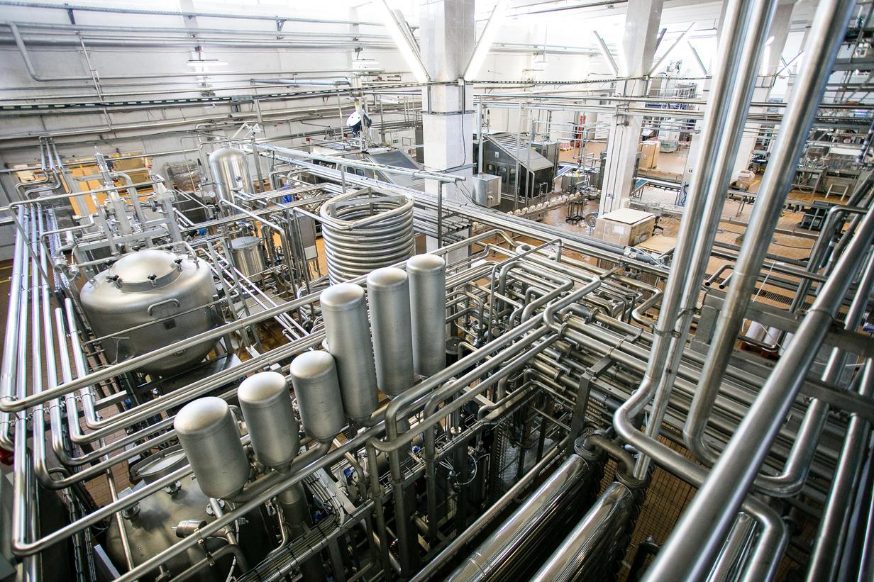Tubulações e equipamentos em uma planta industrial