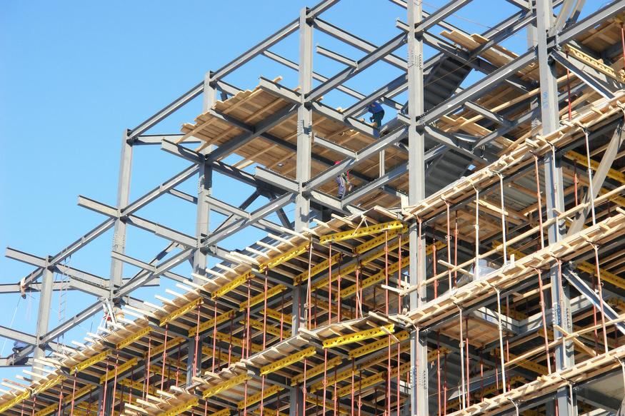 Estrutura metálica em instalação industrial